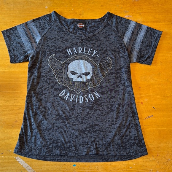Harley Davidson women’s v-neck shirt. Size Medium - Picture 3 of 8
